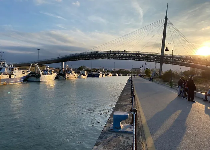 Loggetta Luna-Appartamento Nuovo In Centro A Pescara アパート ペスカーラ